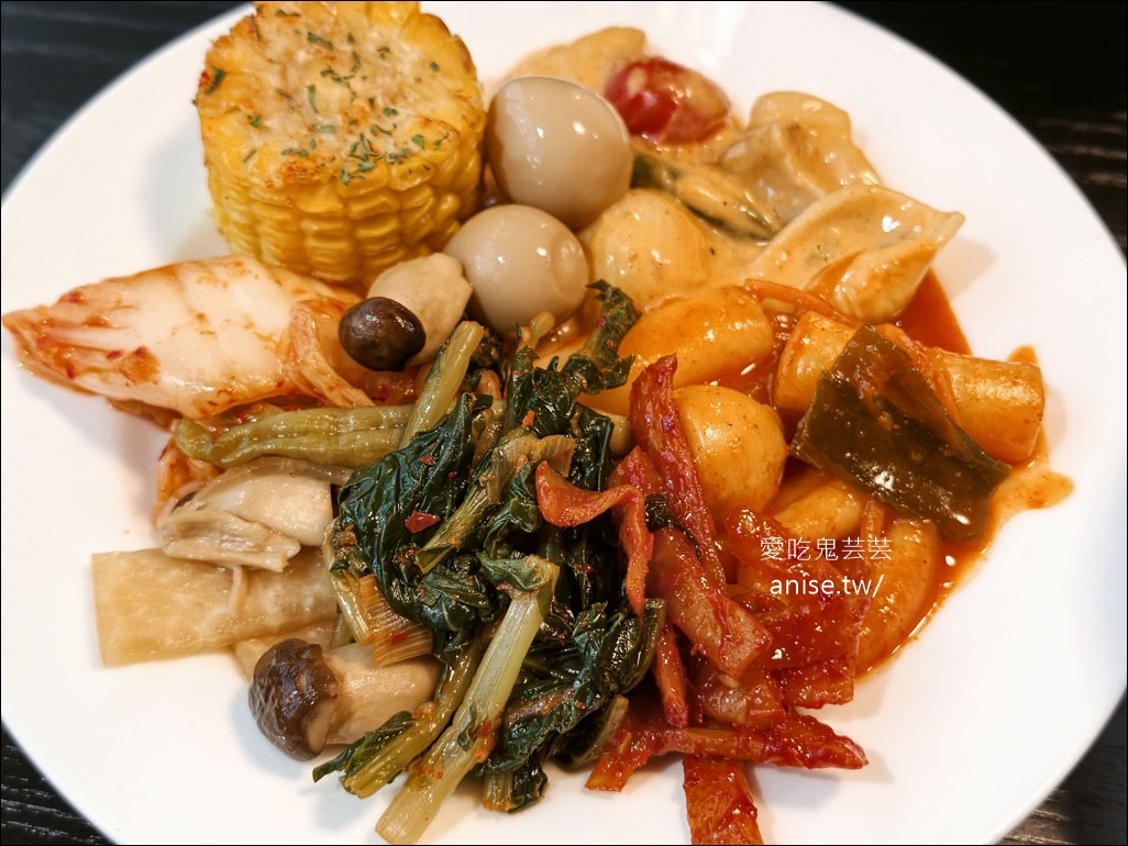 釜山金海機場貴賓室-SKY HUB LOUNGE，韓式拌飯、泡麵機、韓式小菜都好吃！ @愛吃鬼芸芸
