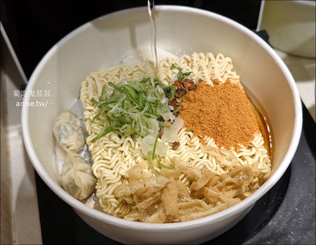 釜山金海機場貴賓室-SKY HUB LOUNGE，韓式拌飯、泡麵機、韓式小菜都好吃！ @愛吃鬼芸芸