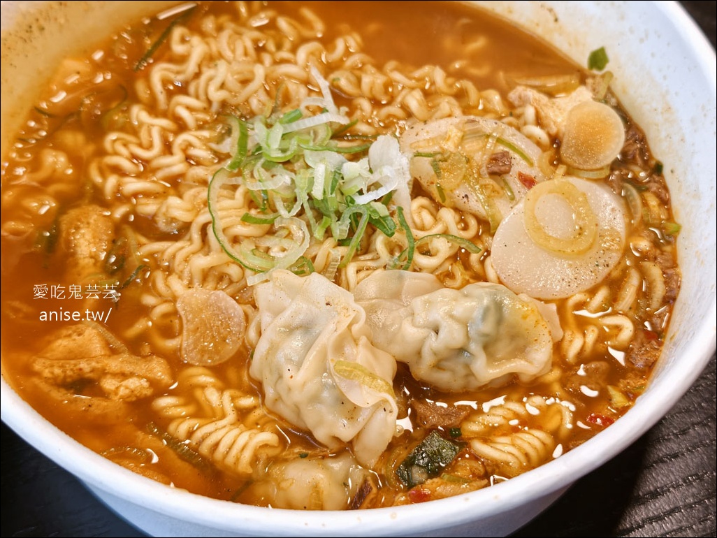 釜山金海機場貴賓室-SKY HUB LOUNGE，韓式拌飯、泡麵機、韓式小菜都好吃！ @愛吃鬼芸芸