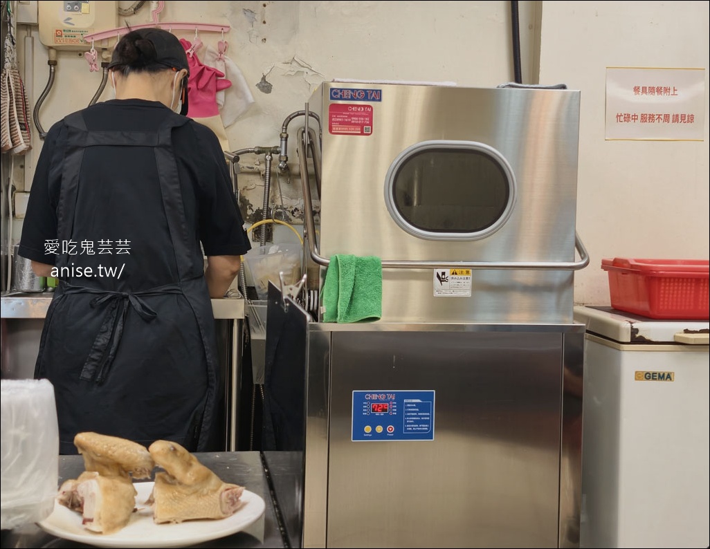 台發切仔麵，捷運站旁就有超好吃的白斬雞，不用上陽明山！ @愛吃鬼芸芸