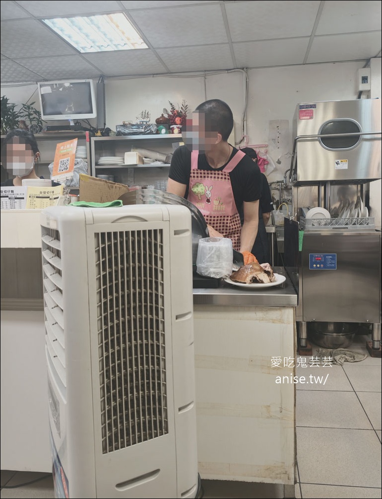 台發切仔麵，捷運站旁就有超好吃的白斬雞，不用上陽明山！ @愛吃鬼芸芸