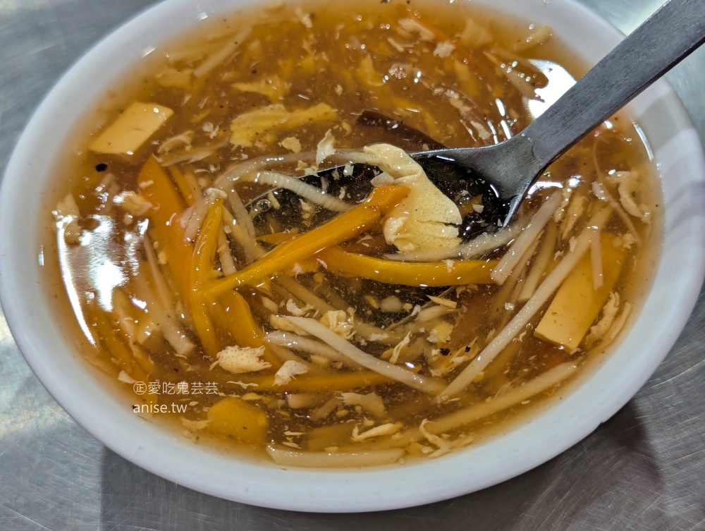 三重美食 | 雲林鍋貼，脆皮蚵仔煎更是酥香誘人，三重台北橋站美食(姊姊食記) @愛吃鬼芸芸