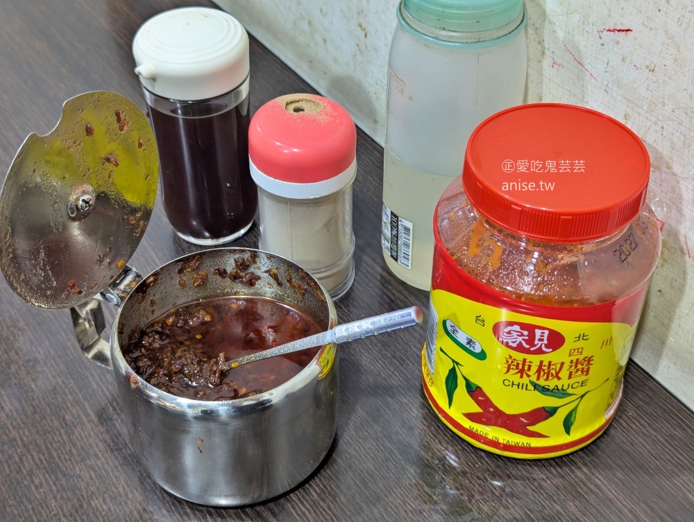 板橋懷德街米苔目(鐵皮屋麵攤)，音樂公園旁的在地排隊美食(姊姊食記) @愛吃鬼芸芸