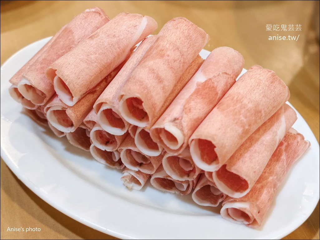 夫妻肺片麻辣火鍋，台北我最愛的鴨血豆腐！還有拉麵必點哦~ @愛吃鬼芸芸