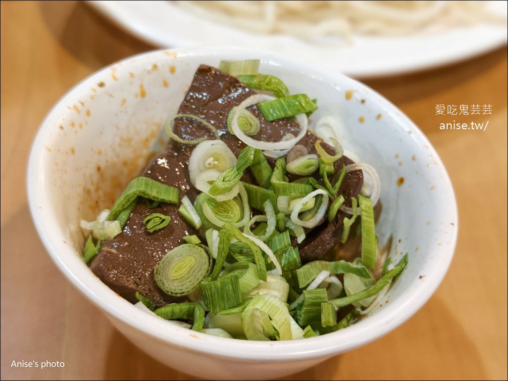 夫妻肺片麻辣火鍋，台北我最愛的鴨血豆腐！還有拉麵必點哦~ @愛吃鬼芸芸