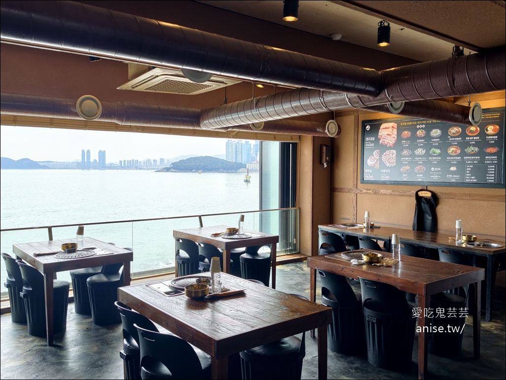 海雲台海景第一排烤肉店 | 돈독  (Dongdok) 肉質超厚又過癮，還有活章魚，小菜超有誠意！ @愛吃鬼芸芸