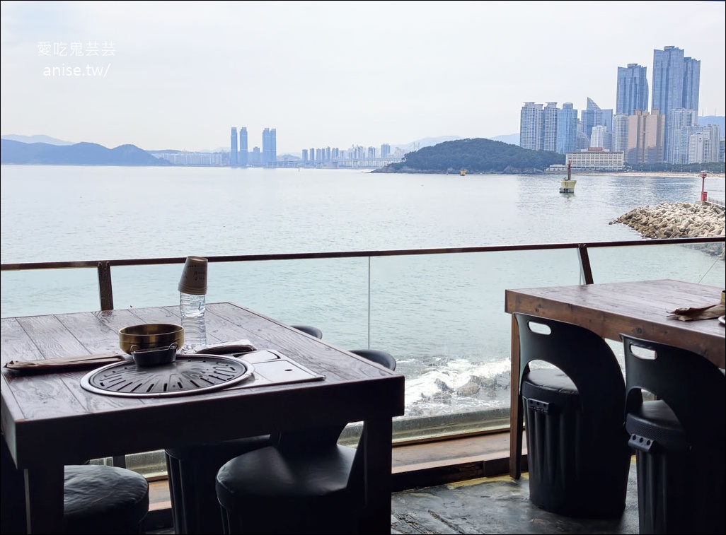 海雲台海景第一排烤肉店 | 돈독  (Dongdok) 肉質超厚又過癮，還有活章魚，小菜超有誠意！ @愛吃鬼芸芸