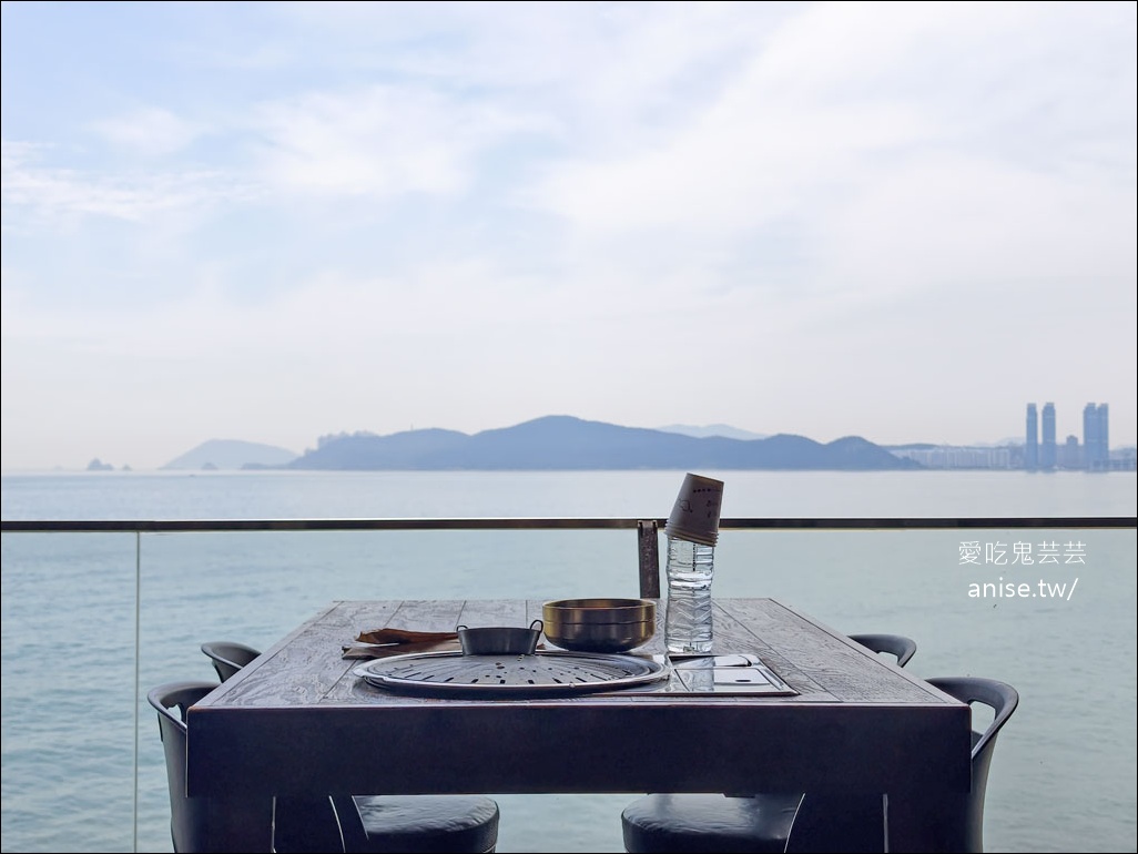 海雲台海景第一排烤肉店 | 돈독  (Dongdok) 肉質超厚又過癮，還有活章魚，小菜超有誠意！ @愛吃鬼芸芸
