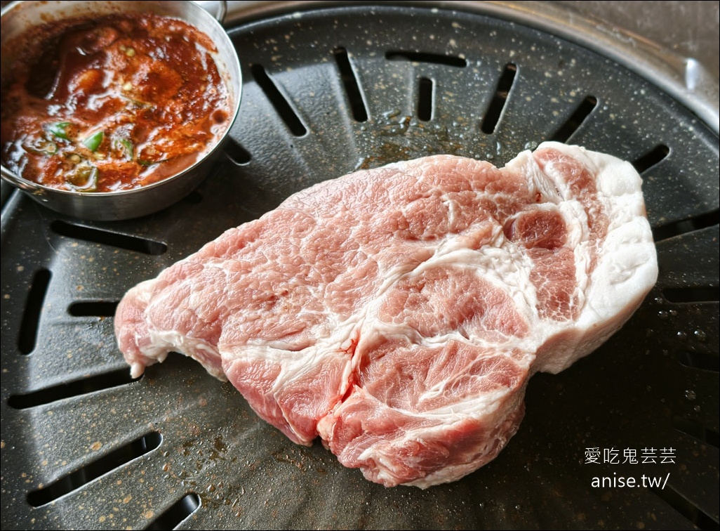 海雲台海景第一排烤肉店 | 돈독  (Dongdok) 肉質超厚又過癮，還有活章魚，小菜超有誠意！ @愛吃鬼芸芸