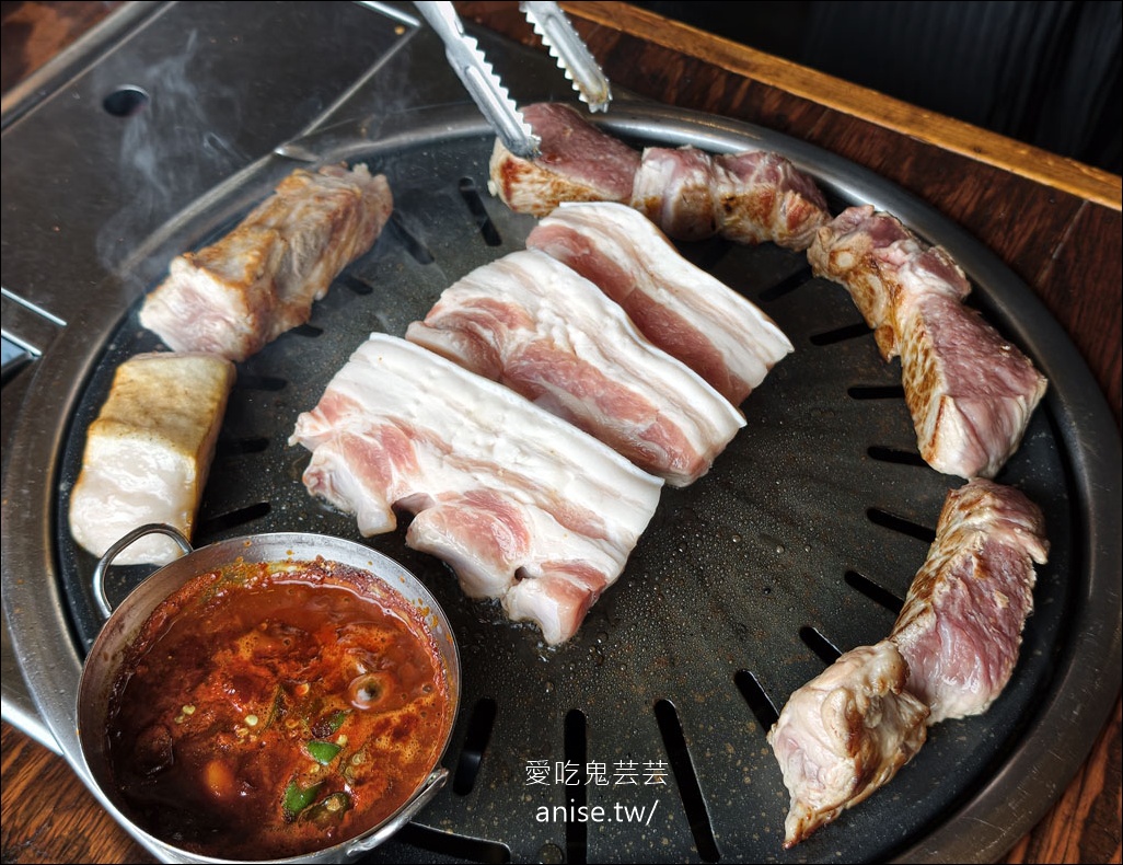 海雲台海景第一排烤肉店 | 돈독  (Dongdok) 肉質超厚又過癮，還有活章魚，小菜超有誠意！ @愛吃鬼芸芸