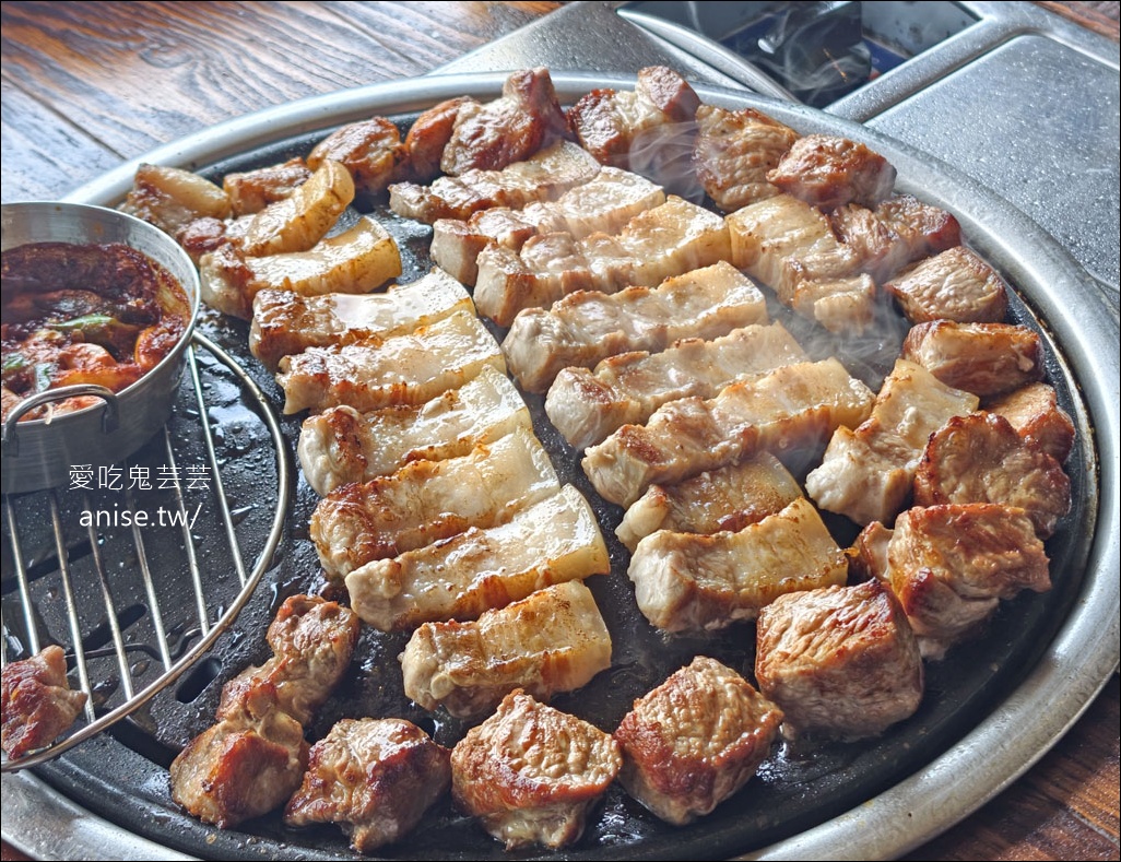海雲台海景第一排烤肉店 | 돈독  (Dongdok) 肉質超厚又過癮，還有活章魚，小菜超有誠意！ @愛吃鬼芸芸