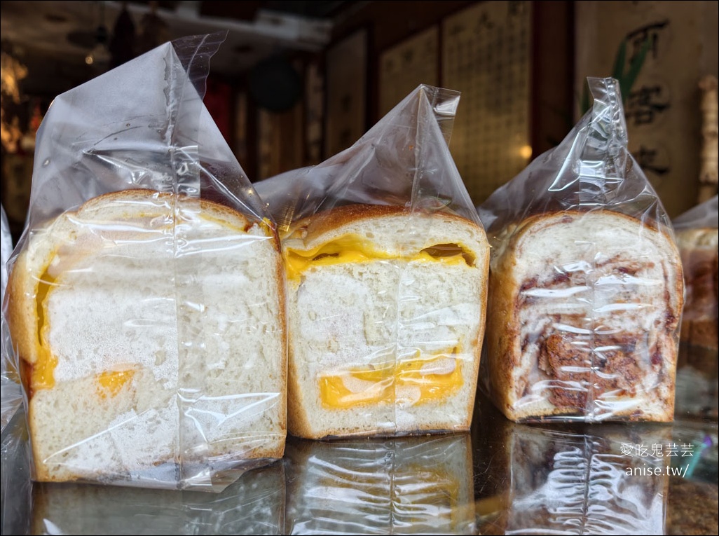 阿春店，全台最醜蛋黃酥，還有健康麵包和桂花酸梅湯哦！ @愛吃鬼芸芸