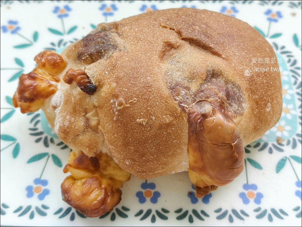 阿春店，全台最醜蛋黃酥，還有健康麵包和桂花酸梅湯哦！ @愛吃鬼芸芸