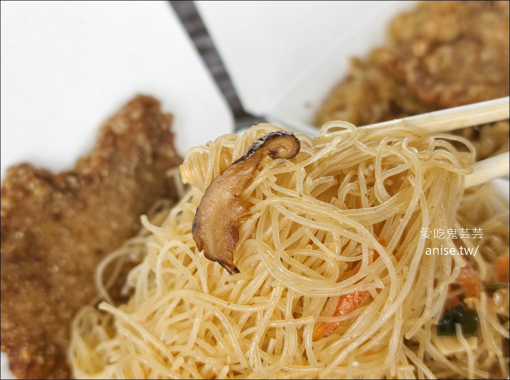 Chi油飯（喫油飯），堅持使用黑豬肉+埔里香菇，還有米粉和肉排蛋吐司哦！ @愛吃鬼芸芸