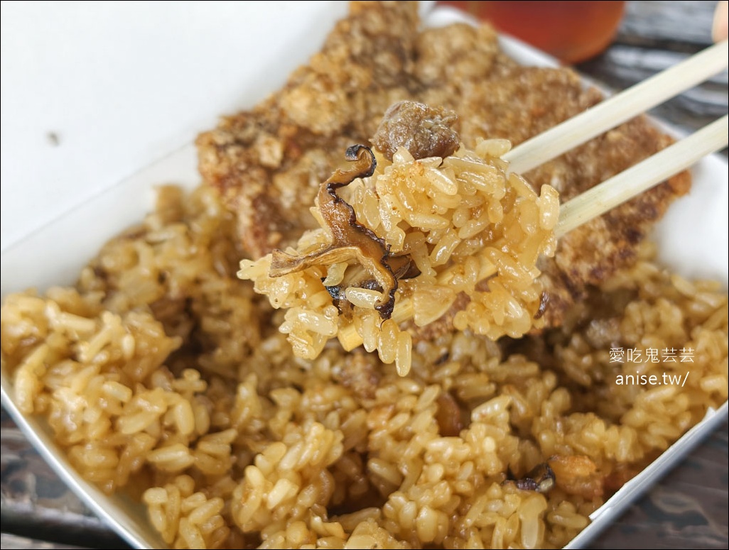 Chi油飯（喫油飯），堅持使用黑豬肉+埔里香菇，還有米粉和肉排蛋吐司哦！ @愛吃鬼芸芸