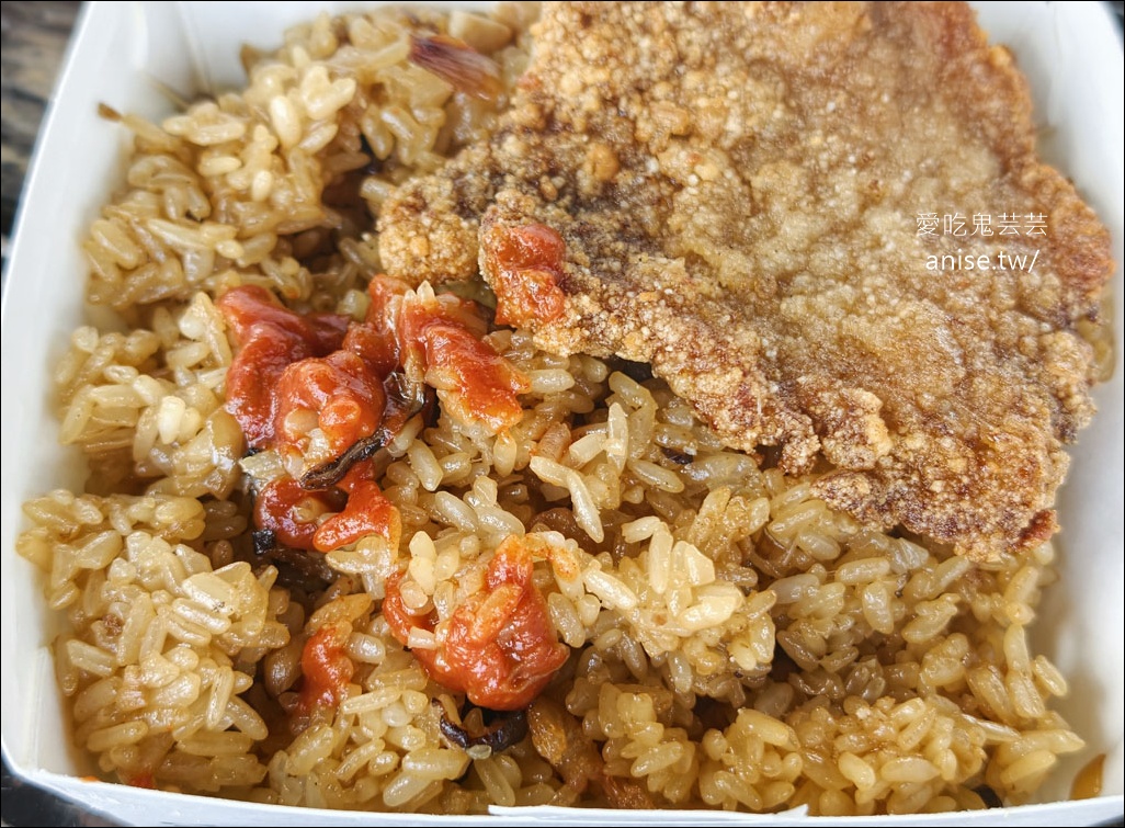 Chi油飯（喫油飯），堅持使用黑豬肉+埔里香菇，還有米粉和肉排蛋吐司哦！ @愛吃鬼芸芸