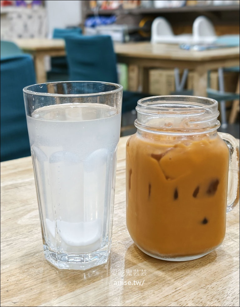 新莊美食 | 泰想吃雞，月亮蝦餅、炸雞、媽媽麵夭壽好吃！ @愛吃鬼芸芸