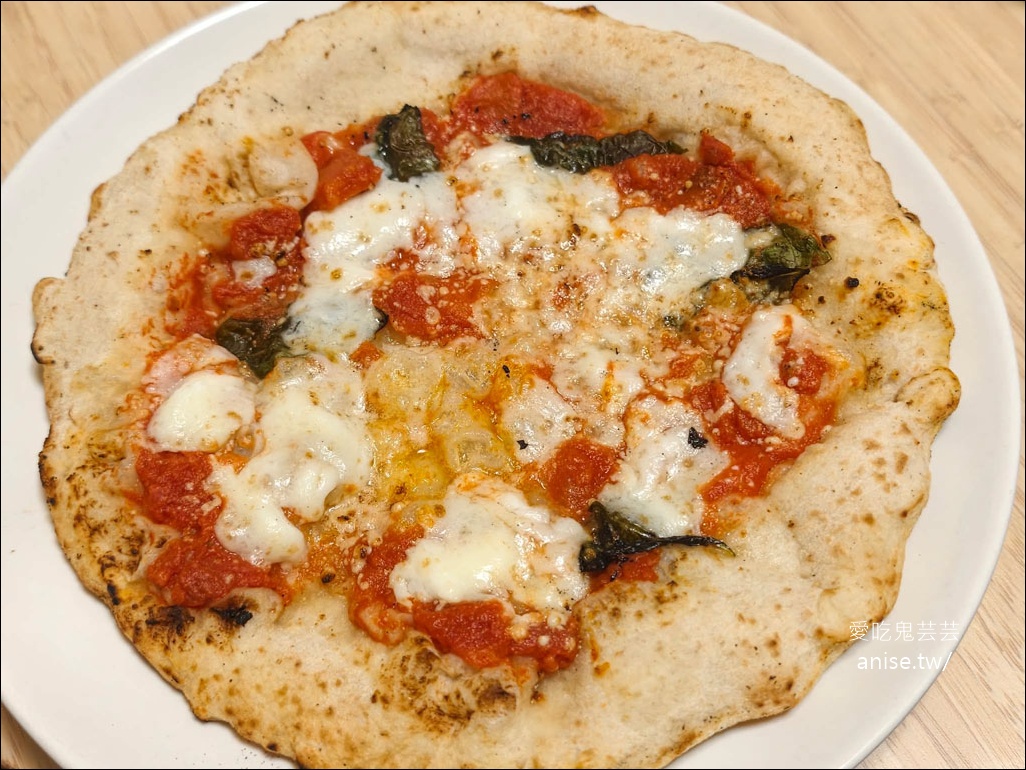 Gino Pizza 新北市第一家正統拿坡里冠軍Pizza (文末菜單)，還有君諾食品！寵物友善哦！ @愛吃鬼芸芸