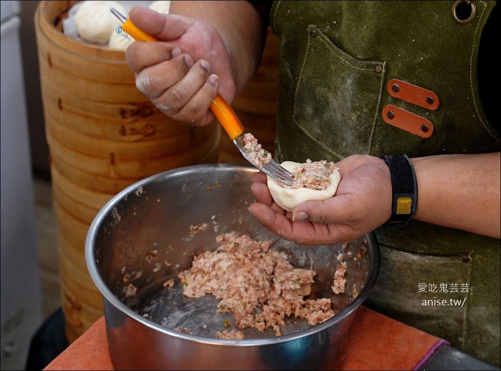 老上海包子-萬大店，老麵自然發酵，麵皮彈牙有嚼勁，每日手工現做！ @愛吃鬼芸芸