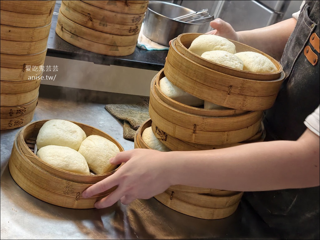 老上海包子-萬大店，老麵自然發酵，麵皮彈牙有嚼勁，每日手工現做！ @愛吃鬼芸芸
