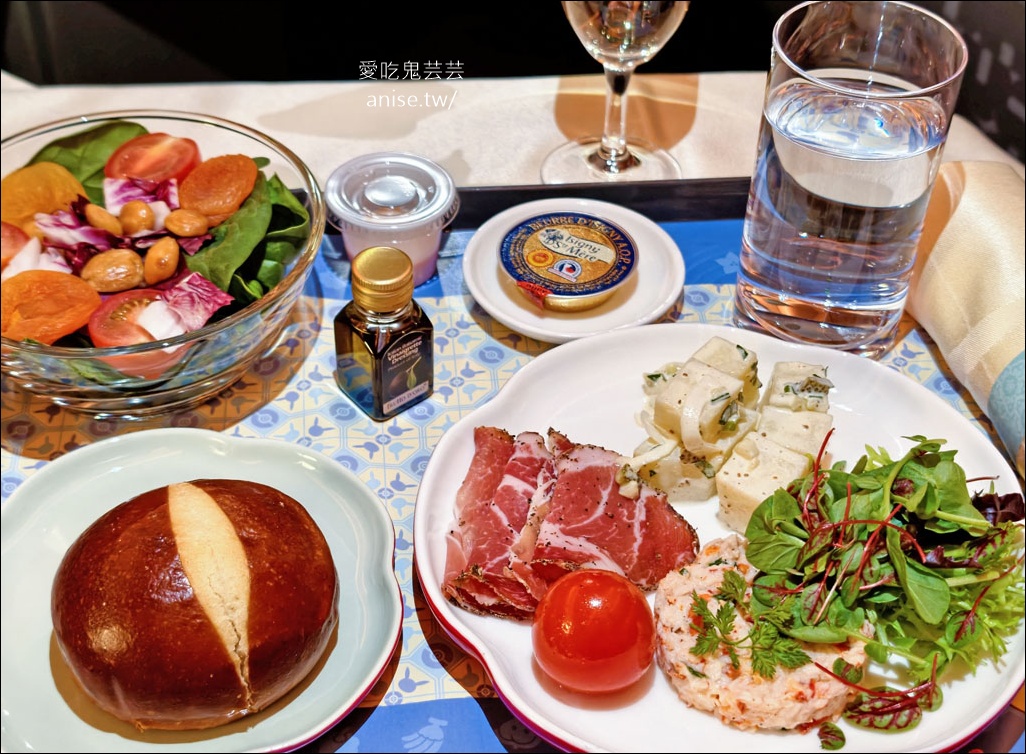 華航直飛鳳凰城！空中巴士 A350-900商務艙開箱，美洲直飛多航點超方便 (回程：西雅圖-台北) @愛吃鬼芸芸