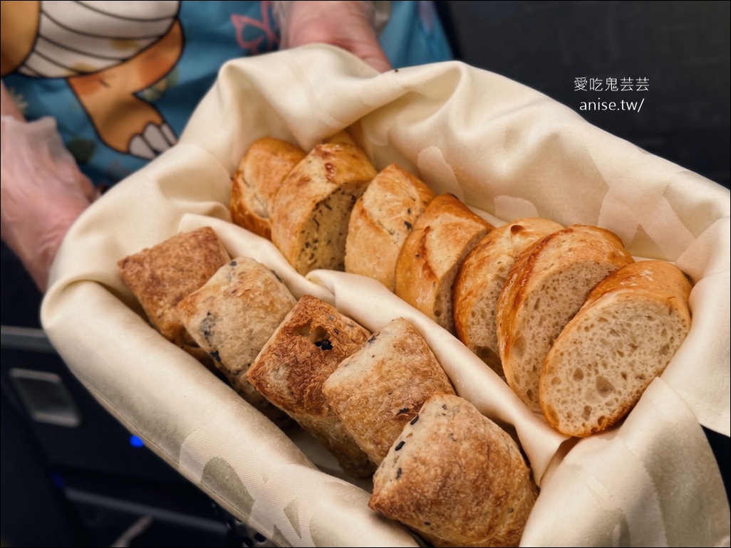 華航直飛鳳凰城！空中巴士 A350-900商務艙開箱，美洲直飛多航點超方便 (回程：西雅圖-台北) @愛吃鬼芸芸